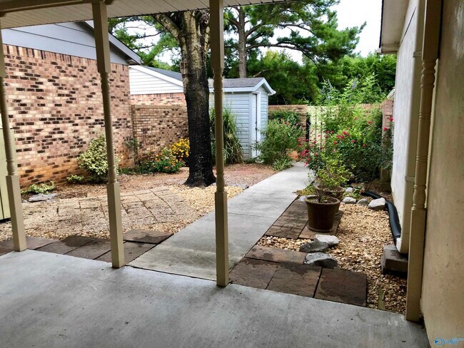 Building Photo - 337 Chateau Dr SW