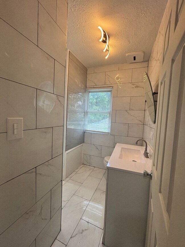 Building Photo - 13721 Beachwood Ave
