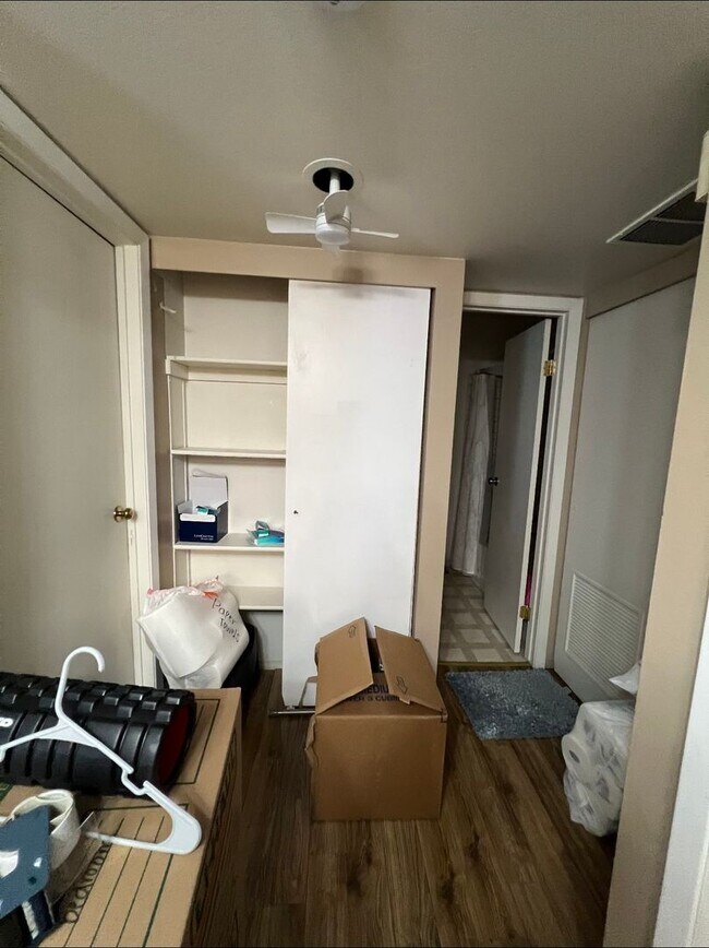 Building Photo - Top floor Condo in desirable area