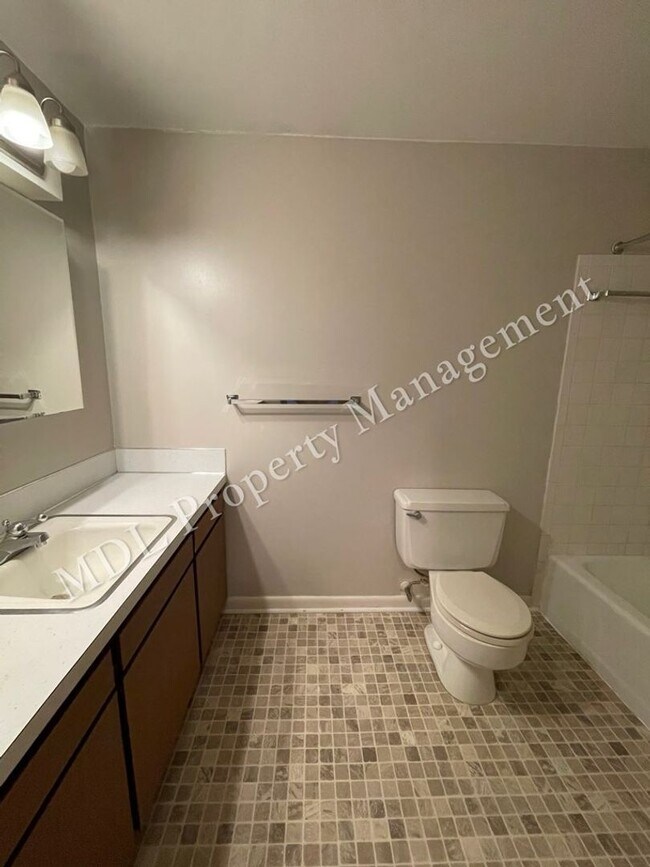 Building Photo - 121 N Woodbridge St