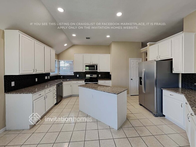 Building Photo - 1046 Essex Dr