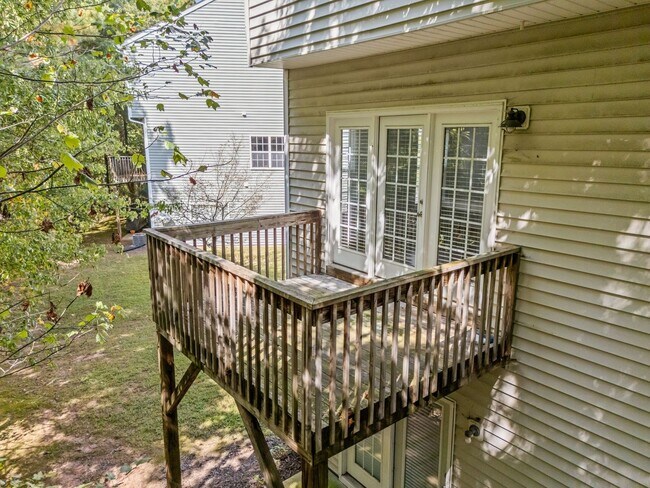 Building Photo - Spacious 3-Story End-Unit Townhome Near RTP