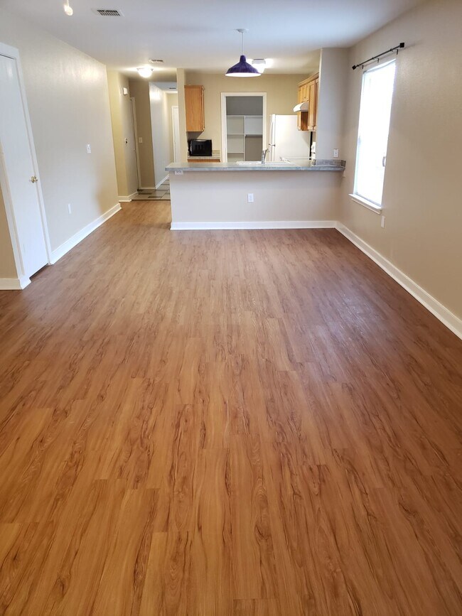 Building Photo - 6507 Cougar Village