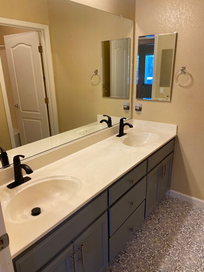 Building Photo - Chelsea Ridge - Broadstone. Walk to park, ...