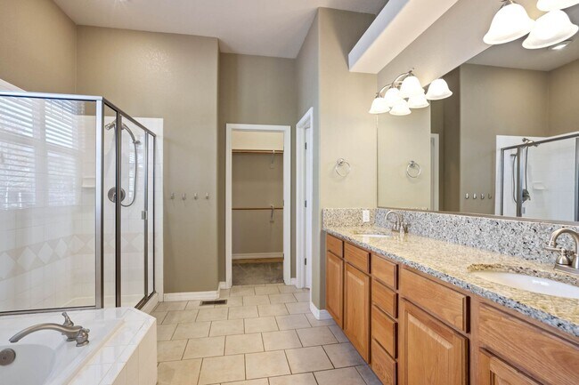 Building Photo - Main Level Living in Pine Creek...Views ar...