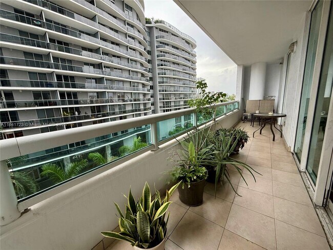 Building Photo - 1800 N Bayshore Dr