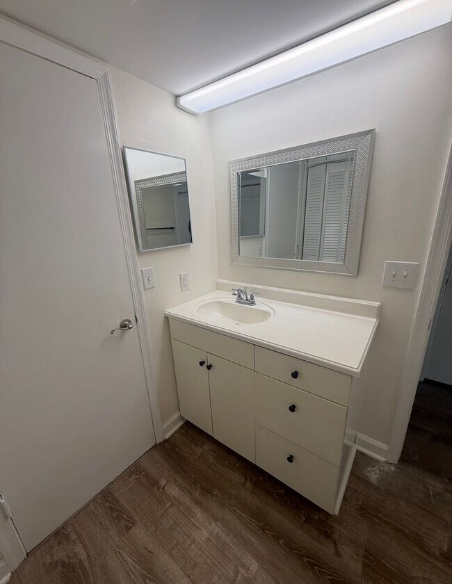 Building Photo - 1512 Benjamin Pkwy