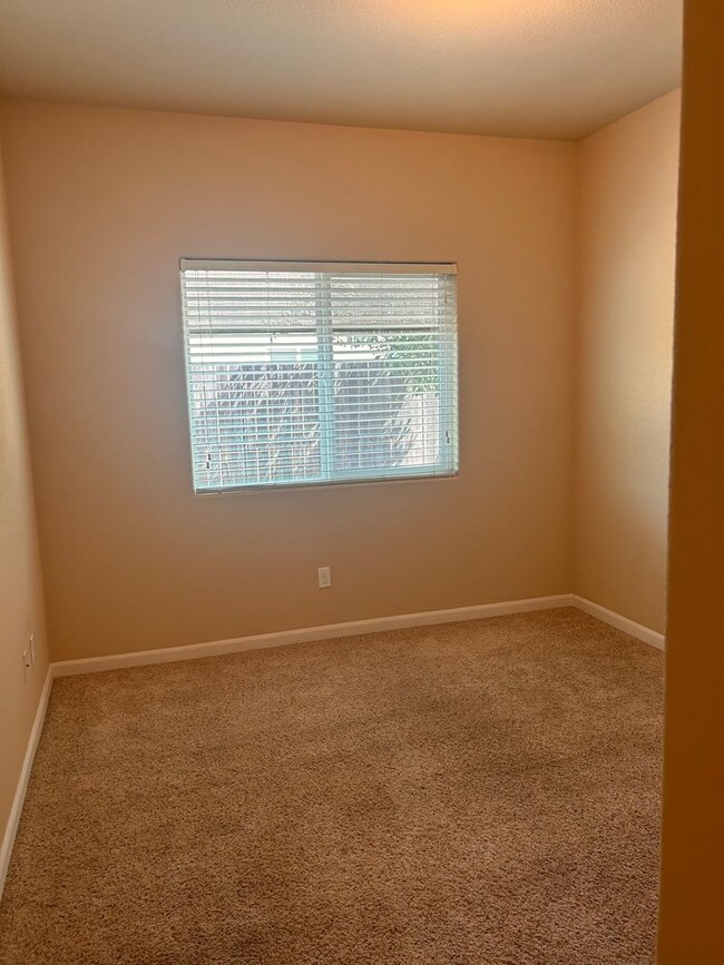 Building Photo - Beautiful home for rent in Visalia!