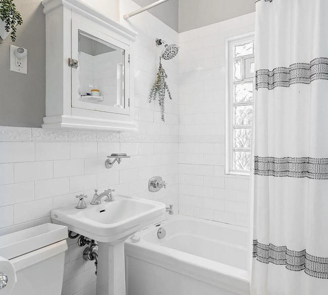 Building Photo - 2 Bed | 1 Bath House in Desired Mpls Neigh...