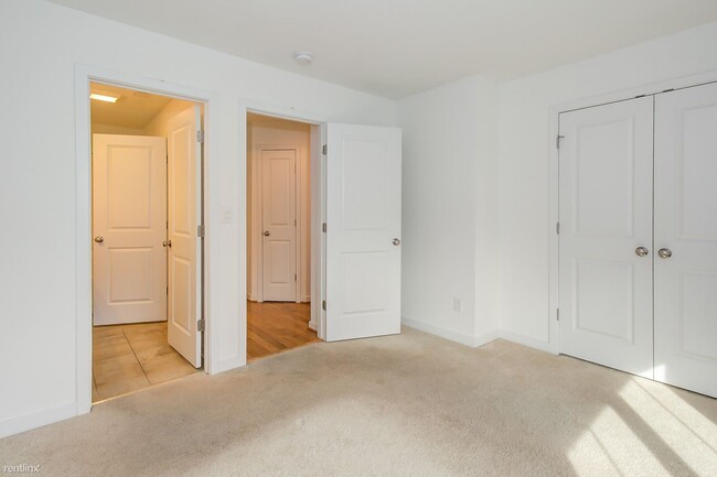 Building Photo - 4 br, 3.5 bath House - 866 Estes St