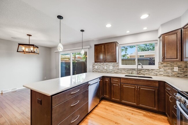 Building Photo - Updated 2BD Townhome | Private Patio | Community Amen