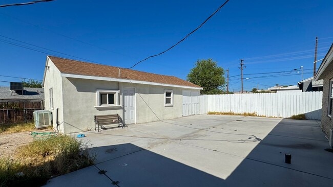Building Photo - 3-Bed, 2-Bath Single Story Home with Big Y...