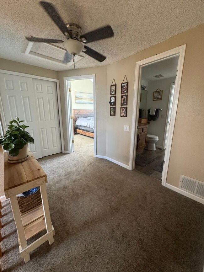 Building Photo - Three Bedroom Townhome with Pool