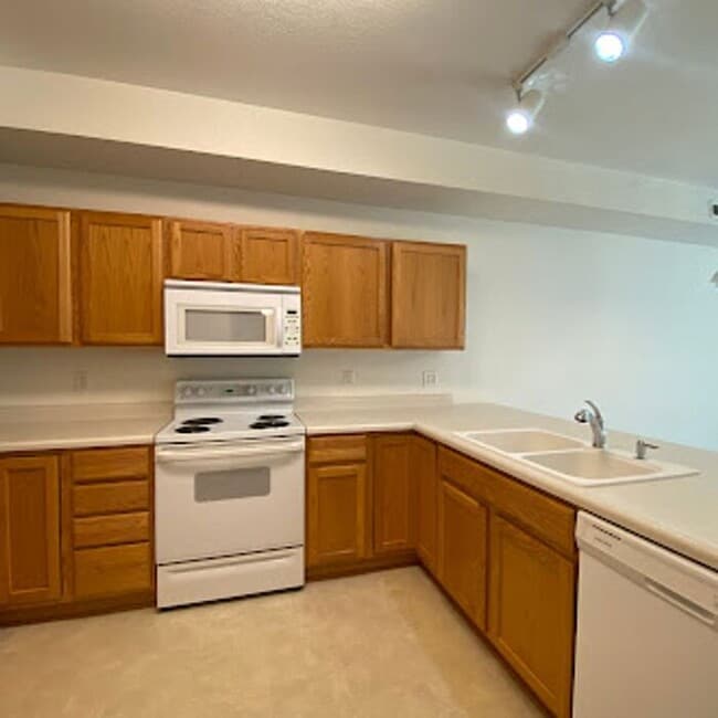Building Photo - $1550 | 3 Bedroom, 2 Bathroom House | PET ...
