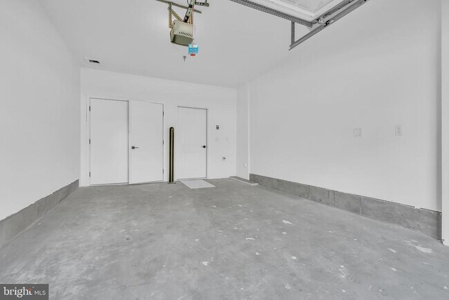 Building Photo - 8102 Donatello Dr