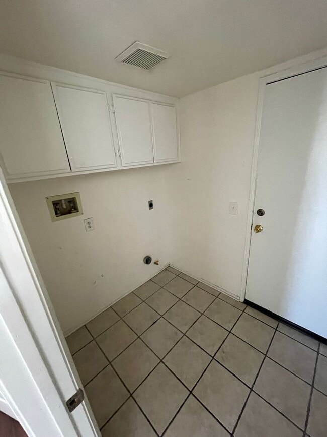 Building Photo - Highly Desirable 4b/3b Orangecrest Home