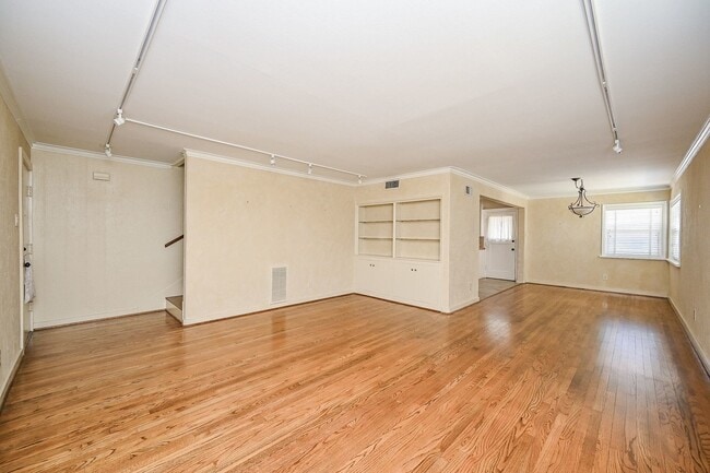 Building Photo - 2821 Eastgrove Ln