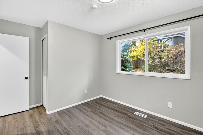 Building Photo - 13525 SW Roan Ct