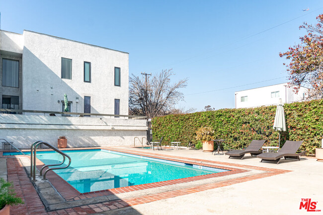 Building Photo - 10861 Moorpark St