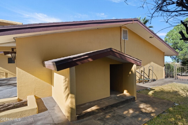 Building Photo - 6204 Pinehurst Dr