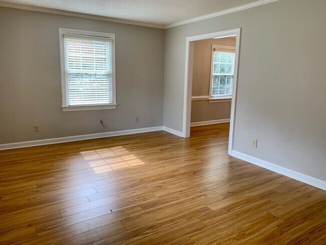 Building Photo - Spacious 4 Bed | 3 Bath Split Level Home i...