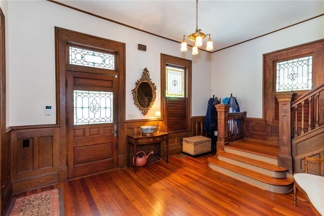 Building Photo - 860 Euclid Ave NE