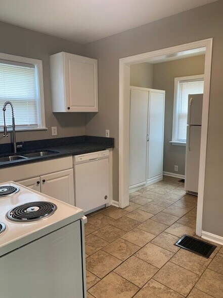 Building Photo - 657 W 44th St