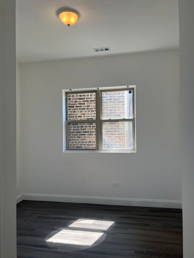 Building Photo - 1453 W Garfield Blvd