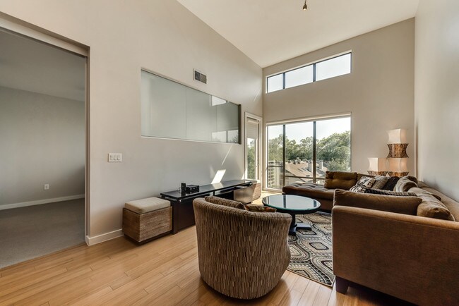Building Photo - Stunning 2/2 Condo in Oak Lawn!