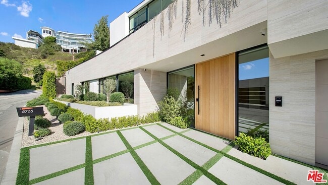 Building Photo - 8765 Hollywood Blvd