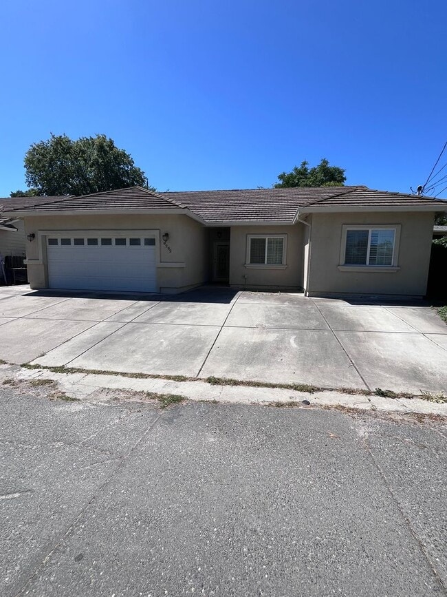 Building Photo - NICE HOME IN ORANGEVALE!!