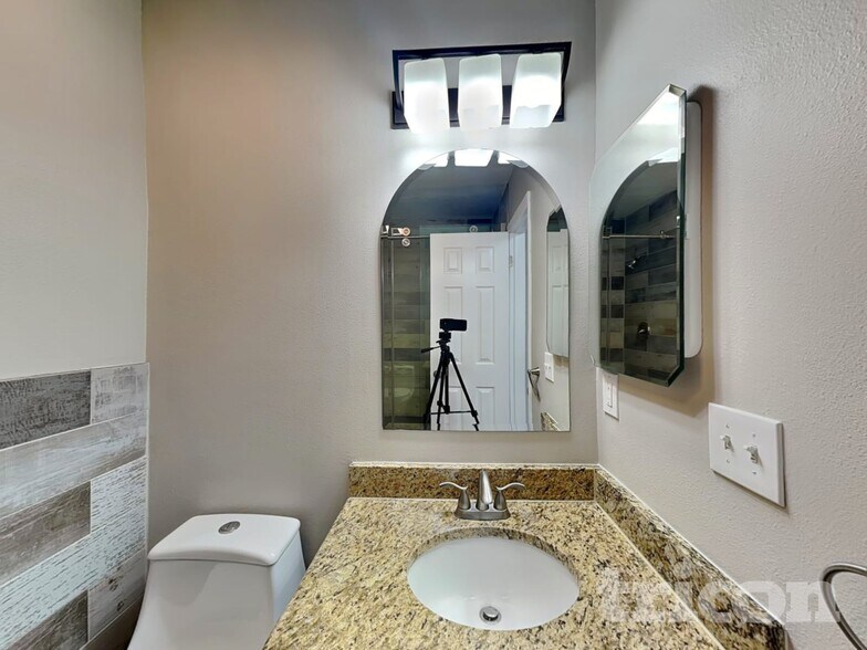 Building Photo - 16511 W Course Dr