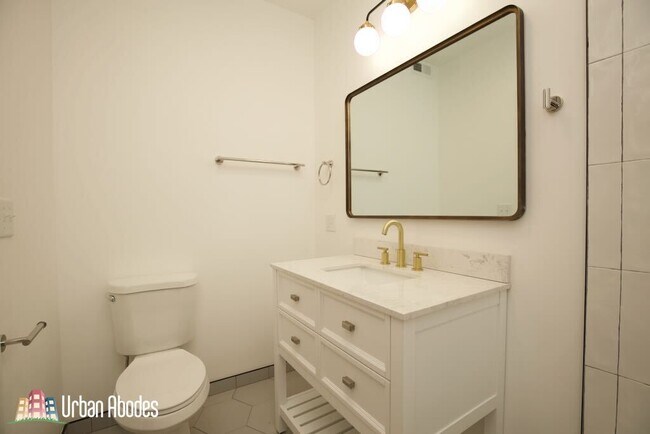 Building Photo - 908 N California Ave