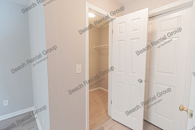 Building Photo - 4850 Meadowsweet Dr