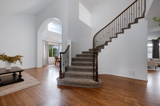 Building Photo - Elegant Mountain-View Retreat in Stone Cro...