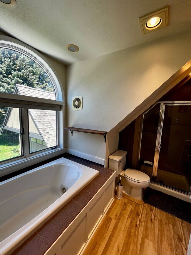 Building Photo - Executive Rental on Riverside Country Club...