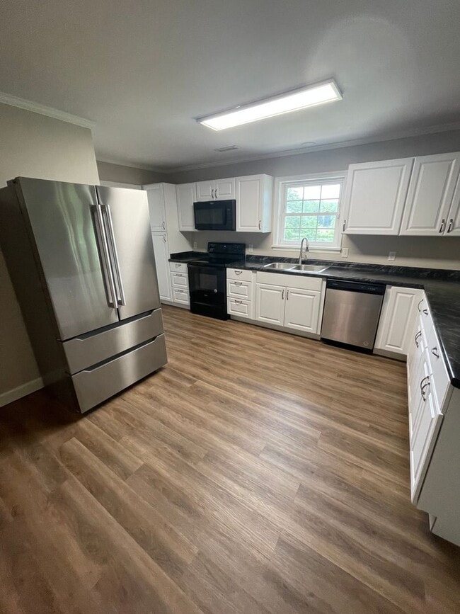 Building Photo - Waterfront Home!