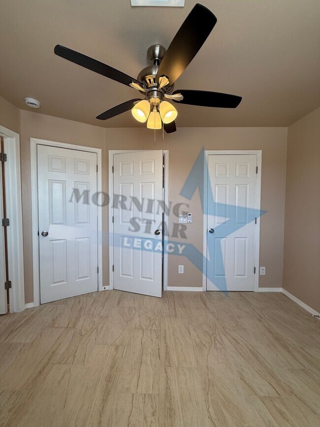 Building Photo - Like NEW! Location & Quality!