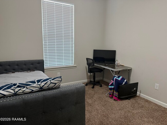 Building Photo - 504 Vert Dr