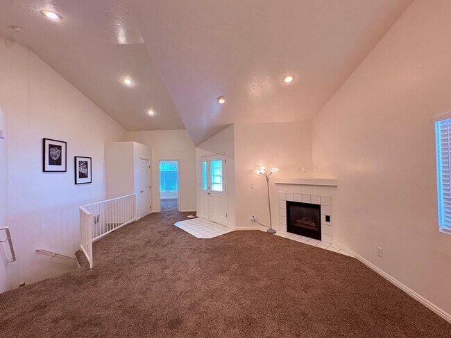 Building Photo - 334 W Mountain View Dr