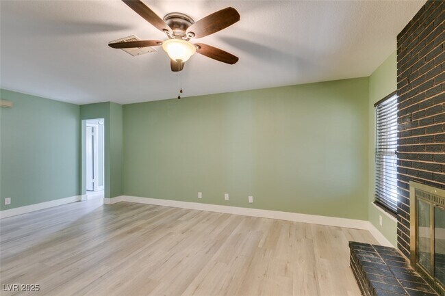 Building Photo - 605 Mosswood Dr