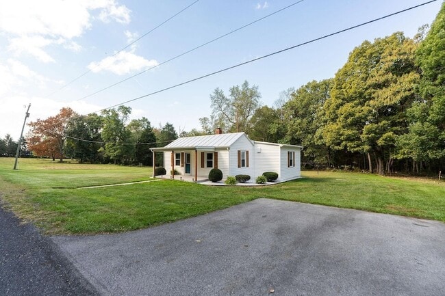 Building Photo - 826 Horsehead Rd