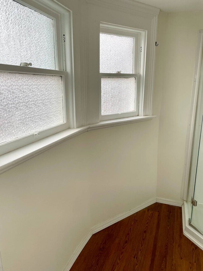 Building Photo - 268 Guy Park Ave