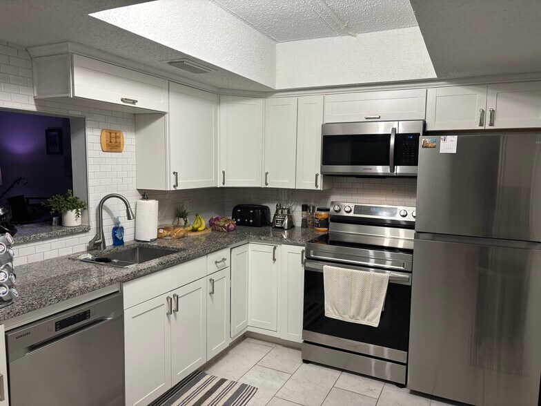 Kitchen - 821 Patricia Ave