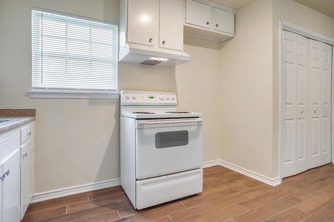Building Photo - 3537 Half Moon Dr