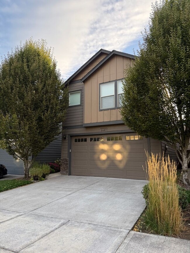 Building Photo - Beautiful 3 Bedroom House with High Ceilings, 2 Car Garage, Great Location & More!