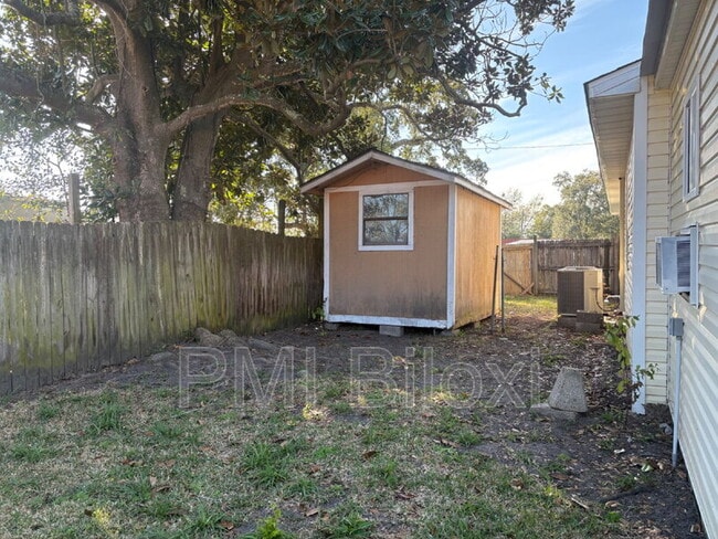 Building Photo - 1916 Hudson St