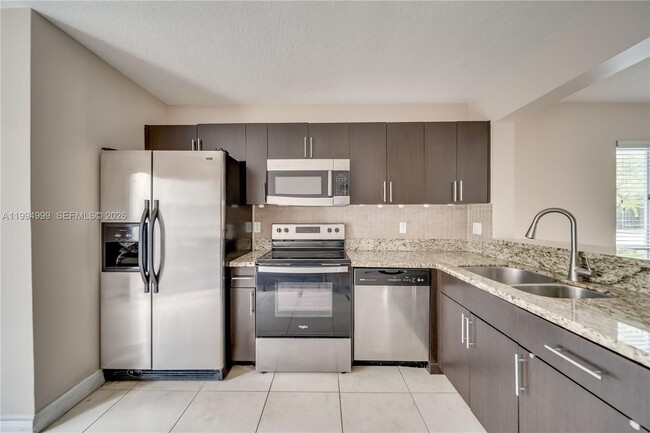 Building Photo - 6235 SW 47th Manor