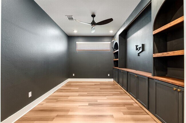 Building Photo - 2104 Prairie Oaks Dr