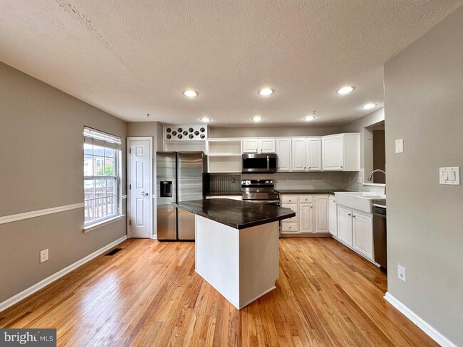 Building Photo - 2107 Mardic Dr